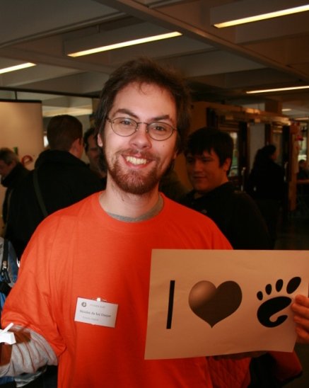 Moi avec le panneau I love GNOME de Vincent Untz